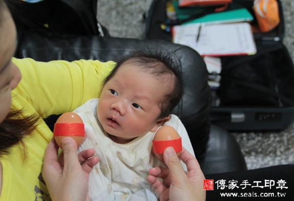 鄭寶寶(新北板橋區到府嬰兒寶寶滿月剃頭理髮、免費到府嬰兒剃胎毛儀式吉祥話)。到府剃頭剃胎毛主持、專業拍照、DVD光碟、證書。★購買「臍帶章、肚臍章、胎毛筆刷印章」贈送：剃頭、收涎、抓周，三選一。2015.10.27 照片3